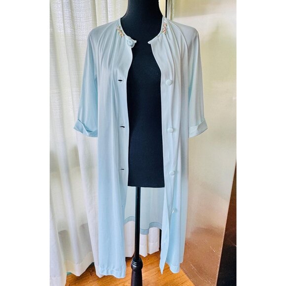 Vintage 1960s peignoir, pastel blue robe, front buttons, raglan sleeves - Picture 6 of 9